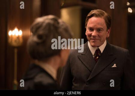 THE FIRST LADY, Ellen Burstyn as Sara Roosevelt, Kiefer Sutherland as ...