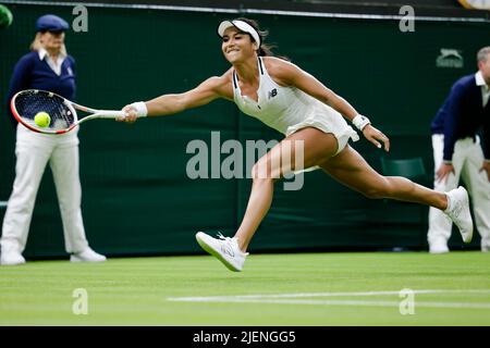 London, UK. 27th June, 2022. Tennis: Grand Slam; WTA Tour - Wimbledon, singles, women, 1st round. Korpatsch (Germany) - Watson (Great Britain): Heather Watson in action. Credit: Frank Molter/dpa/Alamy Live News