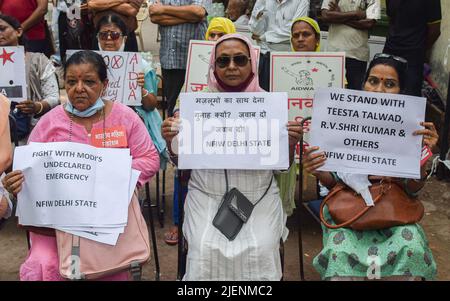 New Delhi, India. 27th June, 2022. Protestors hold placards in a Protest against the arrest of Indian Rights activist Teesta Setalvad in Jantar Mantar. Teesta Setalvad is the founder of the NGO Citizens for Justice and Peace (CJP) which was established in 2002 after the Gujarat riots, with one area of work being providing legal assistance to victims of the riots. (Photo by Kabir Jhangiani/Pacific Press) Credit: Pacific Press Media Production Corp./Alamy Live News Stock Photo