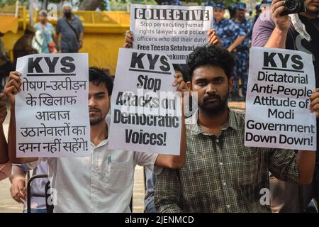 New Delhi, India. 27th June, 2022. Protestors hold placards in a Protest against the arrest of Indian Rights activist Teesta Setalvad in Jantar Mantar. Teesta Setalvad is the founder of the NGO Citizens for Justice and Peace (CJP) which was established in 2002 after the Gujarat riots, with one area of work being providing legal assistance to victims of the riots. (Photo by Kabir Jhangiani/Pacific Press) Credit: Pacific Press Media Production Corp./Alamy Live News Stock Photo