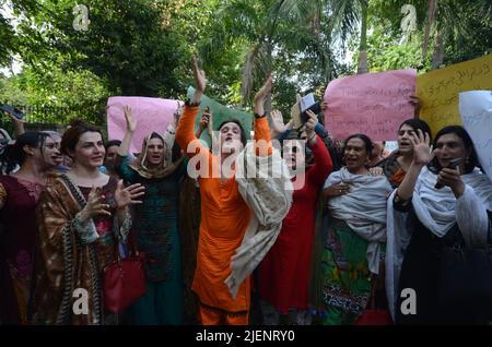 Peshawar, Khyber Pakhtunkhwa, Pakistan. 27th June, 2022. Transgender stage a protest demonstration outside Peshawar Press Club against growing incidents of violence against their community. (Credit Image: © Hussain Ali/Pacific Press via ZUMA Press Wire) Stock Photo