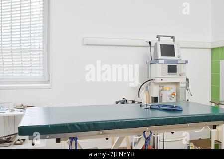 Horizontal no people shot of exam room with equipment interior in modern veterinary clinic, daytime Stock Photo