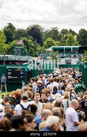 London, UK. 28th June, 2022. Tennis: Grand Slam/WTA Tour/ATP Tour - Wimbledon. Spectators walk densely packed around the tournament site. Credit: Frank Molter/dpa/Alamy Live News Stock Photo