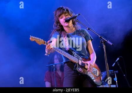 Pilton, UK. 26th June, 2022. Australian singer, songwriter, and guitarist Courtney Melba Barnett performs live on the Park Stage at Glastonbury Festival. Credit: SOPA Images Limited/Alamy Live News Stock Photo