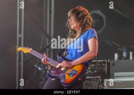 Pilton, UK. 26th June, 2022. Australian singer, songwriter, and guitarist Courtney Melba Barnett performs live on the Park Stage at Glastonbury Festival. Credit: SOPA Images Limited/Alamy Live News Stock Photo