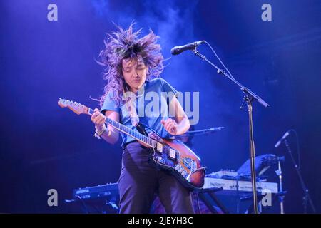 Pilton, UK. 26th June, 2022. Australian singer, songwriter, and guitarist Courtney Melba Barnett performs live on the Park Stage at Glastonbury Festival. (Photo by Dawn Fletcher-Park/SOPA Images/Sipa USA) Credit: Sipa USA/Alamy Live News Stock Photo
