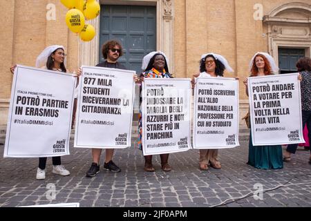 Rome, Italy. 28th June, 2022. Flashmob organized in Rome by Network for Reform of Citizenship (Credit Image: © Matteo Nardone/Pacific Press via ZUMA Press Wire) Stock Photo