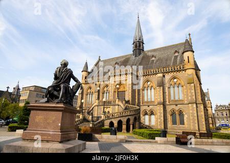 Robert Burns statue outside the McManus Galleries, Albert Square, Dundee, Angus, Scotland Stock Photo