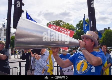 London, UK. 28th June 2022. Anti-Brexit activist Steve Bray chants 'Tories Out' through an old-style megaphone. Protesters gathered in Parliament Square as the Police, Crime, Sentencing and Courts bill comes into force in the UK, restricting "noisy" protests. The police confiscated Bray's loudspeakers earlier in the day. Credit: Vuk Valcic/Ģ����ý Live News Stock Photo