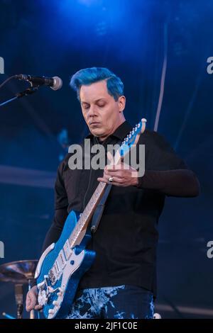 Pilton, UK. 26th June, 2022. Singer songwriter and guitarist John Anthony White, ne Gillis, commonly known as Jack White III, garage revivalist, performs live on the Park Stage at Glastonbury Festival. He is a 12 time Grammy Award winner and former frontman of American rock band duo The White Stripes. (Photo by Dawn Fletcher-Park/SOPA Images/Sipa USA) Credit: Sipa USA/Alamy Live News Stock Photo