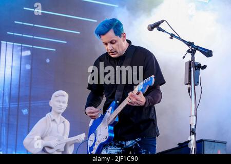 Pilton, UK. 26th June, 2022. Singer songwriter and guitarist John Anthony White, ne Gillis, commonly known as Jack White III, garage revivalist, performs live on the Park Stage at Glastonbury Festival. He is a 12 time Grammy Award winner and former frontman of American rock band duo The White Stripes. (Photo by Dawn Fletcher-Park/SOPA Images/Sipa USA) Credit: Sipa USA/Alamy Live News Stock Photo