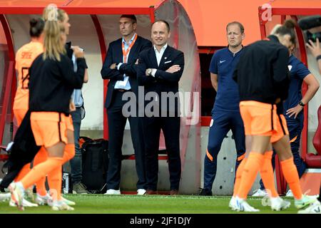 Enschede - Holland Women coach Mark Parsons during the Women's World Cup Qualifier match between the Netherlands and Belarus at Stadium De Grolsch Veste on June 28, 2022 in Enschede, Netherlands. ANP GERRIT VAN COLOGNE Stock Photo