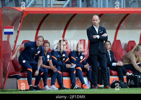 Enschede - Holland Women coach Mark Parsons during the Women's World Cup Qualifier match between the Netherlands and Belarus at Stadium De Grolsch Veste on June 28, 2022 in Enschede, Netherlands. ANP GERRIT VAN COLOGNE Stock Photo