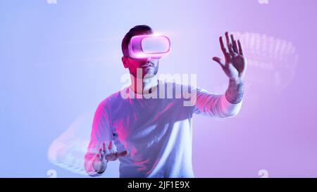 Luce al neon in bicchieri di un uomo. Ritratto futuristico cyber studio.  Techno bagliore e vibrante colore cyberpunk. Modello maschile con occhiali  da sole Foto stock - Alamy