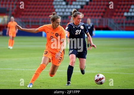 Enschede - (lr) Vivianne Miedema of Holland women, Valeryia Bohdan of Belarus women during the Women's World Cup Qualifying Match between the Netherlands and Belarus at De Grolsch Veste Stadium on June 28, 2022 in Enschede, Netherlands. ANP GERRIT VAN COLOGNE