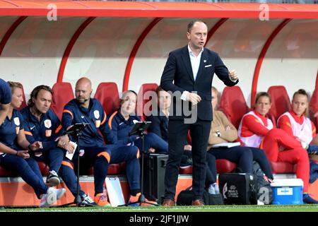 Enschede - Holland Women coach Mark Parsons during the Women's World Cup Qualifying match between the Netherlands and Belarus at Stadium De Grolsch Veste on June 28, 2022 in Enschede, Netherlands. ANP GERRIT VAN COLOGNE Stock Photo