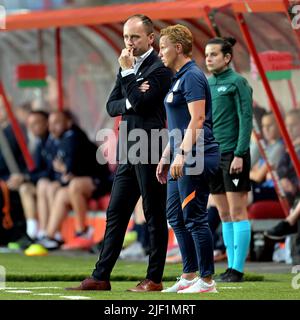 Enschede - (lr) Holland Women coach Mark Parsons, Holland Women assistant trainer Jessica Torny during the Women's World Cup Qualifying match between the Netherlands and Belarus at Stadium De Grolsch Veste on June 28, 2022 in Enschede, Netherlands. ANP GERRIT VAN COLOGNE Stock Photo