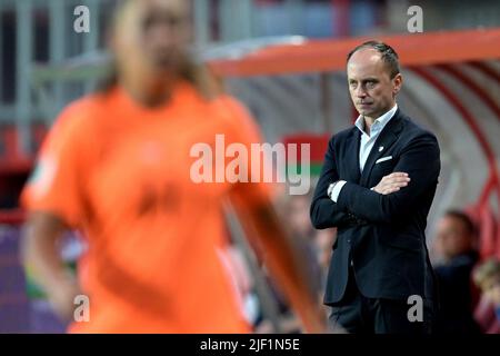 Enschede - Holland Women coach Mark Parsons during the Women's World Cup Qualifier match between the Netherlands and Belarus at Stadium De Grolsch Veste on June 28, 2022 in Enschede, Netherlands. ANP GERRIT VAN COLOGNE Stock Photo