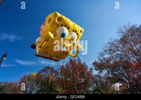 Manhattan, USA - 24. November 2021: Huge Spongebob Square pants balloon shown at the Macy's Thanksgiving Parade in Manhattan Stock Photo
