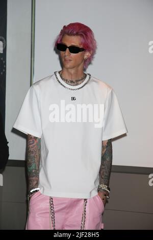 New York, NY, USA. 28th June, 2022. Machine Gun Kelly at the ceremonial lighting of the Empire State Building in pink as a symbol of strength, perseverance, and hope in partnership with his new documentary ‘Life in Pink' on June 28, 2022. Credit: Rw/Media Punch/Alamy Live News Stock Photo