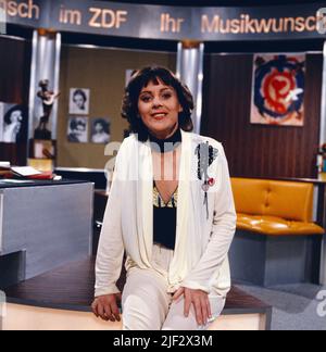 Ihr Musikwunsch, ZDF Musikshow am Wochenende, Deutschland, 1981, Moderatorin: Opernsängerin Trudeliese Schmidt. Ihr Musikwunsch, TV Weekend music show, Germany, 1981, presenter: German Opera singer Trudeliese Schmidt. Stock Photo