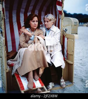 Kur in Travemünde, ARD Fernsehfilm, Regie: Peter Beauvais, Deutschland, 1979, Szene im Strandkorb:  Doris Schade, Ilsemarie Schnering.  Kur in Travemuende, TV film, directed by Peter Beauvais, Germany, 1979, beach chair scene: Doris Schade, Ilsemarie Schnering Stock Photo