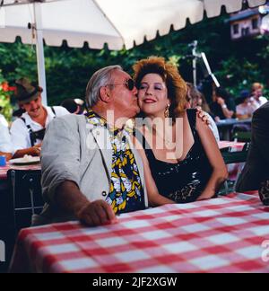 So wie wir sind, BR-Sendung über die Münchner Schauspielerfamilie Fitz, Deutschland, 1990, im Bild: Volksschauspieler Walter Fitz mit Karin Braun-Fitz. So wie wir sind, TV special about the Munich acting family Fitz, Germany, 1990, in the picture: Bavarian Folk actor Walter Fitz with Karin Braun-Fitz Stock Photo