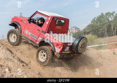 Suzuki Samurai con un ascensore serio Foto stock - Alamy