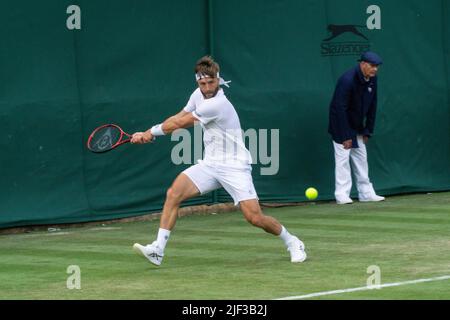 Wimbledon, UK, 28 June 2022: British tennis player Liam Broady in action on court 17 at the Wimbledon tennis championships. The Stockport-born 28 year old beat Lukas Klein in 5 sets in the first round of the tournament. Anna Watson/Alamy Live News Stock Photo