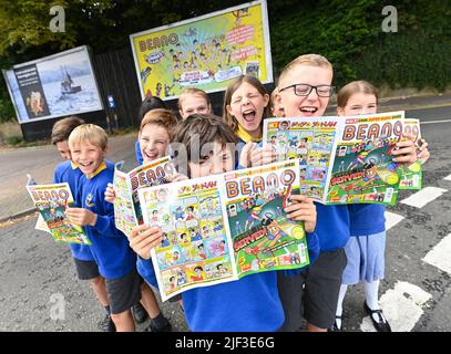 EDITORIAL USE ONLY Pupils from Voyager Year 5 class at Whitehill Junior School unveil a billboard illustrating their winning joke as they are presented with the Beano 'Britain's Funniest Class' trophy by the comic staff writer Danny Pearson, Hertfordshire. Picture date: Wednesday June 29, 2022. The class came up with the winning joke, 'What do you call a class of children who eat potatoes using their toes? - The Mash Street Kids!'. The competition was fierce this year with hilarious jokes coming in from across the nation and receiving over 190,000 votes by the public. The annual initiative, cr Stock Photo