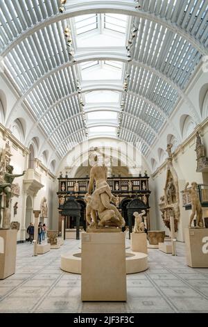 Exhibit hall in the V&A Victoria and Albert Museum, South Kensington London  GB UK Stock Photo - Alamy