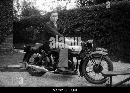 1920s 1930s MAN IN WHITE SUIT PITH HELMET WITH NATIVE GUIDE PORT ...