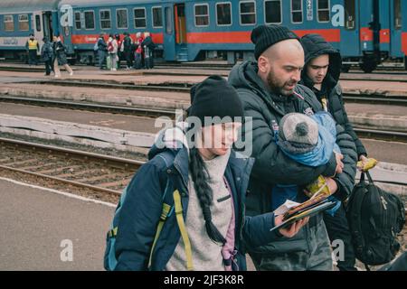 March 9, 2022, ZÂ·hony, Szabolcs-SzatmÃr-Bereg, Hungary: Family is walking to the registration office. The train station in ZÃhony is the main access point of Hungary for thousands of refugees fleeing the Russian invasion. (Credit Image: © Lara Hauser/SOPA Images via ZUMA Press Wire) Stock Photo