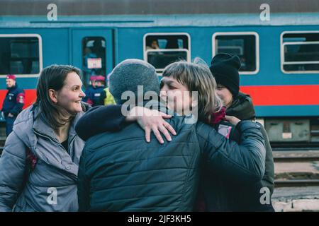 March 6, 2022, ZÂ·hony, Szabolcs-SzatmÃr-Bereg, Hungary: A Ukrainian woman is hugging a relative. The train station in ZÃhony is the main access point of Hungary for thousands of refugees fleeing the Russian invasion. (Credit Image: © Lara Hauser/SOPA Images via ZUMA Press Wire) Stock Photo