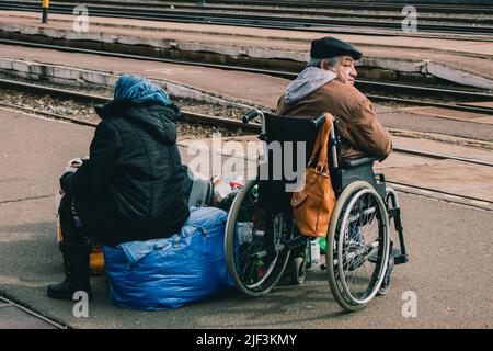 March 8, 2022, ZÂ·hony, Szabolcs-SzatmÃr-Bereg, Hungary: Elderly couple is waiting at the train station. The train station in ZÃhony is the main access point of Hungary for thousands of refugees fleeing the Russian invasion. (Credit Image: © Lara Hauser/SOPA Images via ZUMA Press Wire) Stock Photo