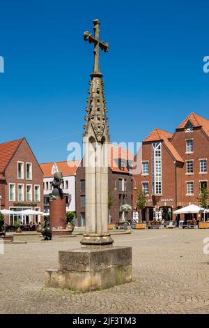 Germany, Coesfeld, Berkel, Baumberge, Muensterland, Westphalia, North Rhine-Westphalia, NRW, market place, stone market cross, residential buildings and business houses Stock Photo