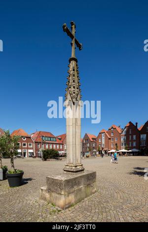 Germany, Coesfeld, Berkel, Baumberge, Muensterland, Westphalia, North Rhine-Westphalia, NRW, market place, stone market cross, residential buildings and business houses Stock Photo