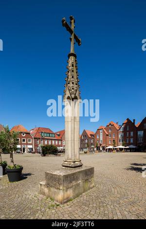 Germany, Coesfeld, Berkel, Baumberge, Muensterland, Westphalia, North Rhine-Westphalia, NRW, market place, stone market cross, residential buildings and business houses Stock Photo