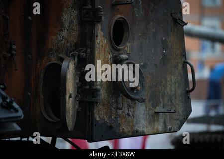 Detail of damage of a Russian tank is seen near the Royal Castle in Warsaw, Poland on 28 June, 2022. Two destroyed Russian army tanks are on display o Stock Photo