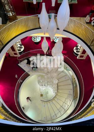 French architect Arthur Mamou-Mani's installation of swirling, 3D printed beehives, dancing through the Fortnum & Mason atrium, London, UK Stock Photo