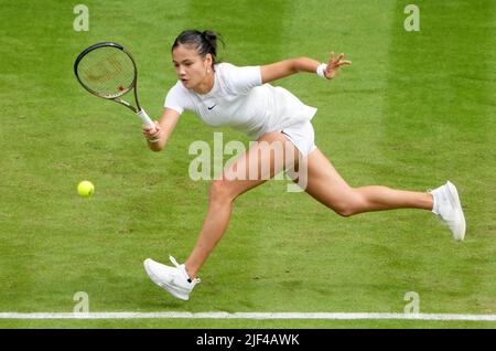 Emma Raducanu in action against Caroline Garcia on day three of the 2022 Wimbledon Championships at the All England Lawn Tennis and Croquet Club, Wimbledon. Picture date: Wednesday June 29, 2022. Stock Photo