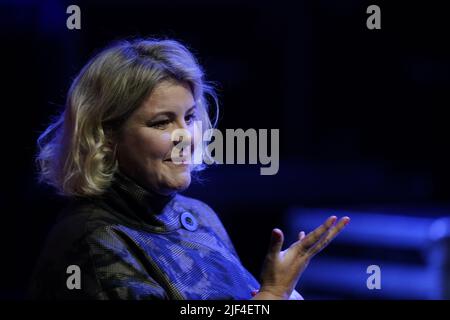 tara-lynn-o-neill-as-appears-on-stage-with-chelsea-clinton-at-the-lyric