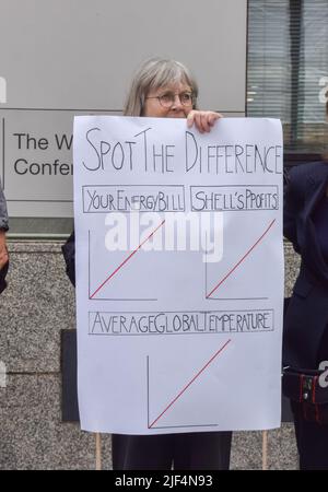 London, England, UK. 29th June, 2022. A protester holds a sign showing Shell's profits growing alongside energy bills and the average global temperature. Extinction Rebellion Grandparents and Elders group gathered outside the BEIS (Department for Business, Energy and Industrial Strategy) to protest against fossil fuels and called on the government to invest in renewables. (Credit Image: © Vuk Valcic/ZUMA Press Wire) Stock Photo