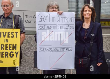 London, England, UK. 29th June, 2022. A protester holds a sign showing Shell's profits growing alongside energy bills and the average global temperature. Extinction Rebellion Grandparents and Elders group gathered outside the BEIS (Department for Business, Energy and Industrial Strategy) to protest against fossil fuels and called on the government to invest in renewables. (Credit Image: © Vuk Valcic/ZUMA Press Wire) Stock Photo