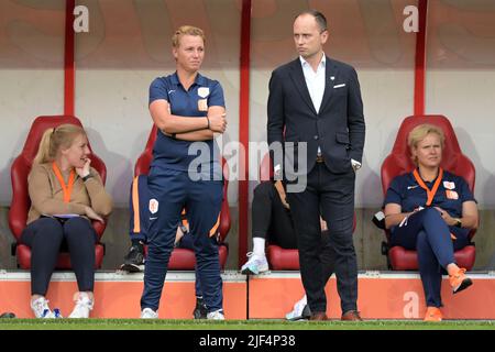 Enschede - (lr)Holland women assistant trainer Jessica Torny, Holland women trainer coach Mark Parsons during the Women's World Cup Qualifying match between the Netherlands and Belarus at Stadium De Grolsch Veste on June 28, 2022 in Enschede, Netherlands. ANP GERRIT VAN COLOGNE Stock Photo