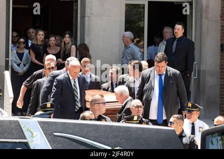 Kenilworth, New Jersey, USA. 29th June, 2022. Family members of the late Tony Siragusa watch pall bearers carry his body to the hearse from his funeral services at St. Theresa Roman Catholic Church in Kenilworth, New Jersey Siragusa, a former NFL player for the Baltimore Ravens also known as 'Goose'' reportedly died suddenly at the age 55. (Credit Image: © Brian Branch Price/ZUMA Press Wire) Stock Photo