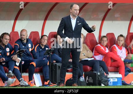 Enschede - Holland women's trainer coach Mark Parsons during the Women's World Cup Qualifier match between the Netherlands and Belarus at Stadium De Grolsch Veste on June 28, 2022 in Enschede, Netherlands. ANP GERRIT VAN COLOGNE Stock Photo