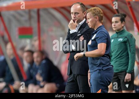 Enschede - (lr) Holland women trainer coach Mark Parsons, Holland women assistant trainer Jessica Torny during the Women's World Cup Qualifying match between the Netherlands and Belarus at Stadium De Grolsch Veste on June 28, 2022 in Enschede, Netherlands. ANP GERRIT VAN COLOGNE Stock Photo