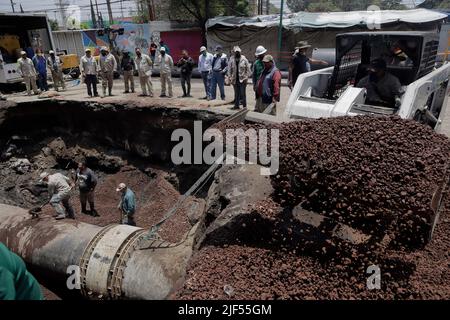 Mexico City, Mexico City, Mexico. 29th June, 2022. June 29, 2022, Mexico City, Mexico: Iztapalapa municipality Workers during the repair water pipes that opened up a sinkhole a couple of days ago on Avenida San Lorenzo and Calle Estrella, affecting more than 30 neighborhoods after the water supply was cut off and some of the surrounding roads were closed. on June 29, 2022 in Mexico City, Mexico. (Credit Image: © Gerardo Vieyra/eyepix via ZUMA Press Wire) Stock Photo