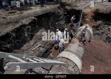 Mexico City, Mexico City, Mexico. 29th June, 2022. June 29, 2022, Mexico City, Mexico: Iztapalapa municipality Workers during the repair water pipes that opened up a sinkhole a couple of days ago on Avenida San Lorenzo and Calle Estrella, affecting more than 30 neighborhoods after the water supply was cut off and some of the surrounding roads were closed. on June 29, 2022 in Mexico City, Mexico. (Credit Image: © Gerardo Vieyra/eyepix via ZUMA Press Wire) Stock Photo